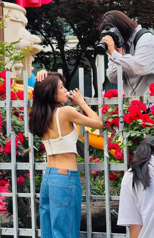 하지원이 길거리 화보에서 동안 미모를 자랑했다