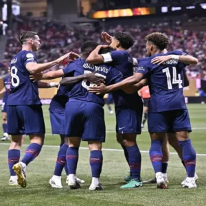 이강인, 메시와 첫 맞대결… PSG 완승으로 8강 진출