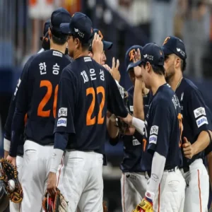 한화 이글스, 홈런 4방 폭발… 33년 만에 전반기 1위 확정