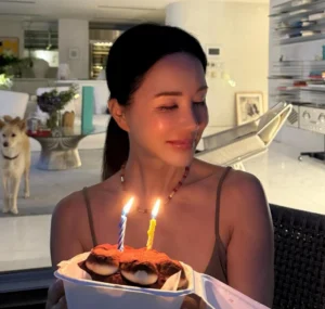 엄정화, 생일 아닌 ‘그런 날’…한남동 자택서 파티 즐긴 여름의 여왕