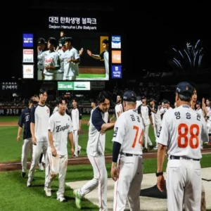 한화, 33년 만에 시즌 50승 선착… KIA에 14-8 완승