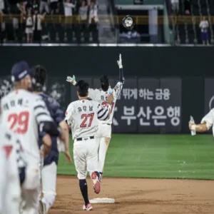 롯데 자이언츠, 연장 끝 두산 제압…전반기 3위 확정