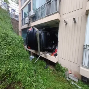 천안 아파트로 돌진한 차량…베란다 뚫고 거실까지