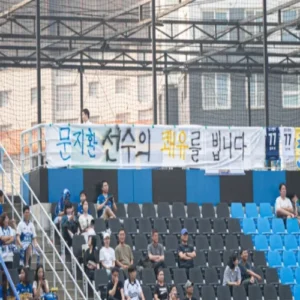 상대팀 부상 선수에게 건넨 응원의 걸개…K리그2 감동의 순간