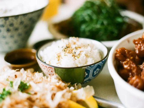 정제 탄수화물 을 아침에 섭취하면 얼굴 매력도가 낮아지는 경향이 확인됐다.