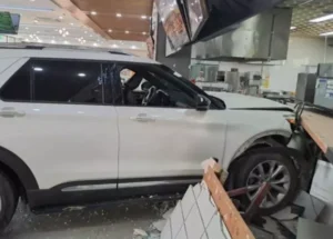 강릉 휴게소 식당에 SUV 차량 돌진…시민 16명 병원 이송