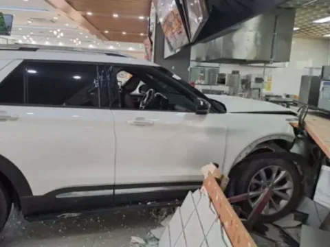강릉 대관령 휴게소 에서 고령 운전자의 SUV가 식당으로 돌진해 다수의 부상자가 발생했다.
