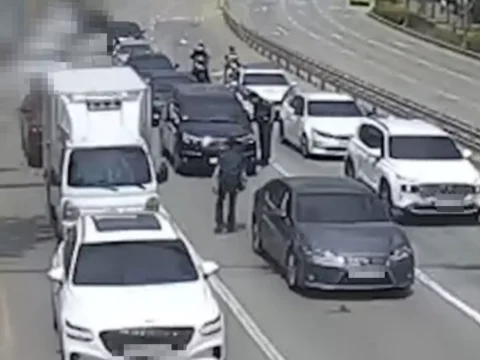 의정부에서 음주운전 의심 차량에 음주측정 을 거부한 50대 남성이 삼단봉 제압으로 경찰에 체포됐다.