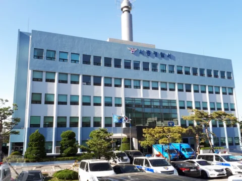 고등학생 이 차량을 훔쳐 도주하던 중 연쇄 사고와 공무집행방해까지 저질러 경찰에 붙잡혔다.