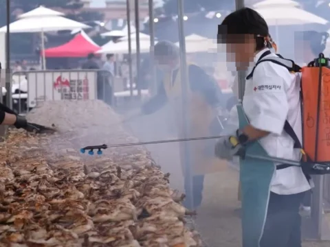 백종원이 농약 분무기를 식품용으로 사용했다는 논란에 식약처 검증을 받았다는 해명이 사실과 다른 것으로 드러났다.
