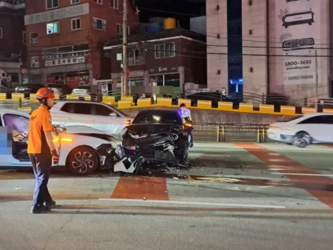 부산 황령대로에서 벤츠 차량이 중앙선을 넘어 역주행 운전 중 택시와 충돌해 음주운전 사고가 발생했다.