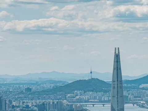 북태평양 고기압이 강하게 작용하여 전국에 폭염과 열대야가 이어지는 날씨 가 예상된다.