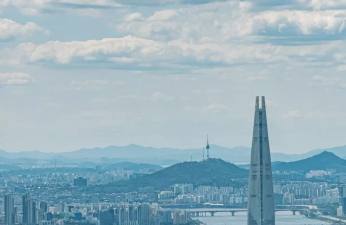 북태평양 고기압이 강하게 작용하여 전국에 폭염과 열대야가 이어지는 날씨 가 예상된다.