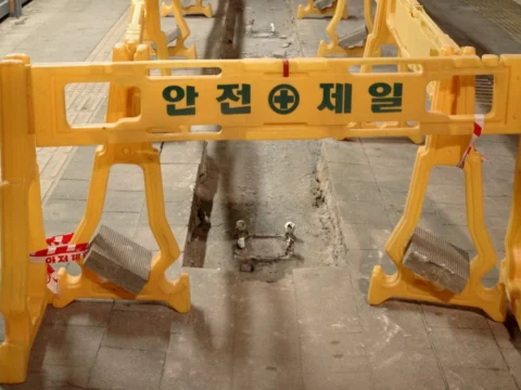 인천 계양구 맨홀 작업 중 인부가 심정지 상태로 구조되고 1명이 실종돼 수색 중이다.