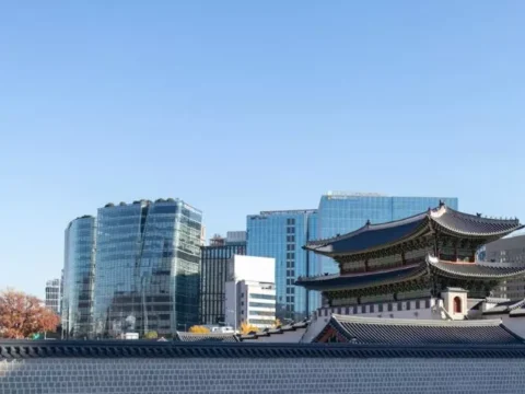 전국에 불볕더위가 찾아와 최고 38도에 육박했으며, 저녁에는 인천 등 서해안을 중심으로 강한 소나기가 내리는 날씨 가 예상된다.