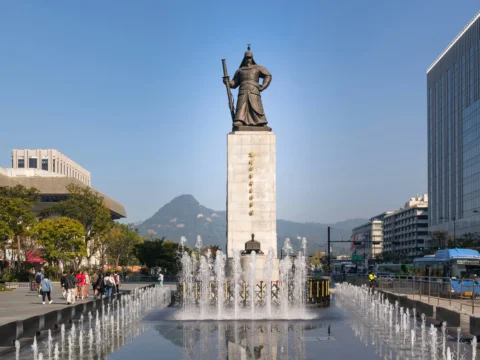 동풍의 영향으로 폭염과 열대야가 지속되는 날씨 를 보이는 가운데 소나기가 동반된 국지성 강수가 예상된다.