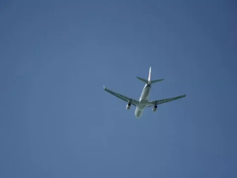 중화항공이 김해공항 착륙 중 돗대산에 초근접 비행한 사실이 알려지며 공항 접근 안전성에 우려가 제기되고 있다.
