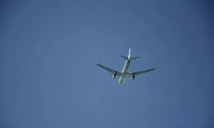 중화항공이 김해공항 착륙 중 돗대산에 초근접 비행한 사실이 알려지며 공항 접근 안전성에 우려가 제기되고 있다.