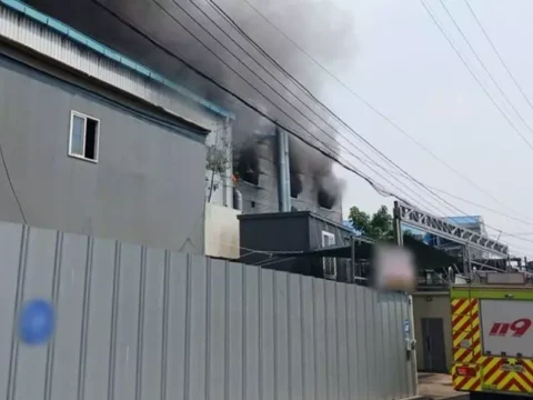 인천 금속 공장 에서 화재가 발생했으나 다행이 인명 피해는 없었다.