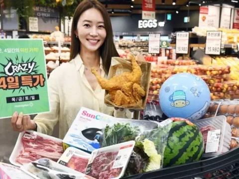 이마트가 치킨을 3480원에 판매하며 대형마트 사이 초저가 경쟁이 본격화됐다.
